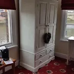 Hotel Lil's On The Waterfront 3*
