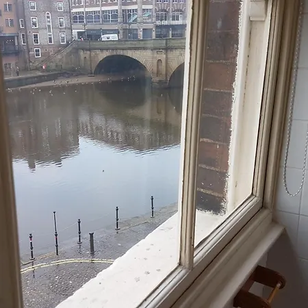Lil's On The Waterfront 3* York