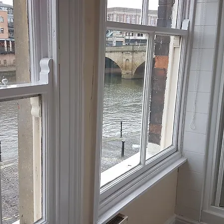 Lil's On The Waterfront 3* York