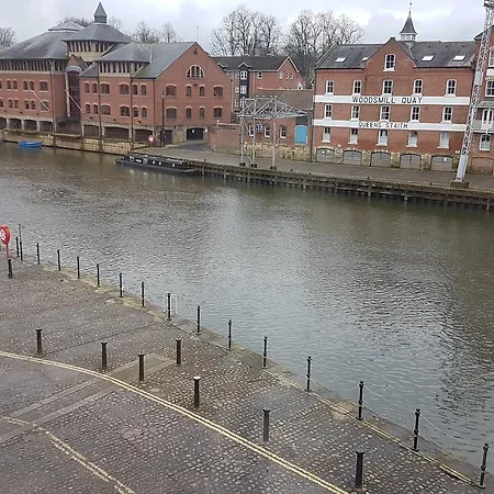 Lil's On The Waterfront 3* York