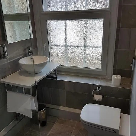 Lil's On The Waterfront 3* York