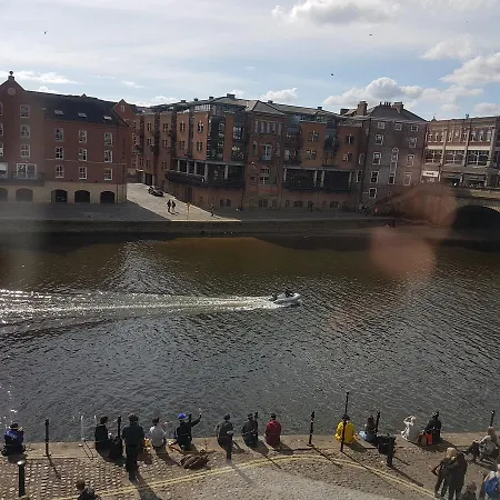 Lil's On The Waterfront 3* York